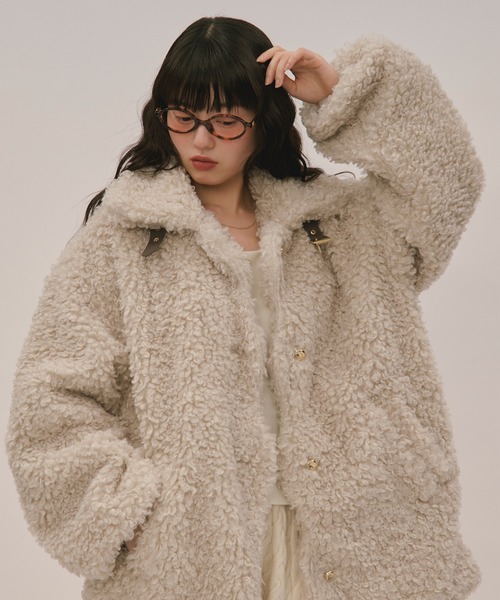 loin nuit(ロワンニュイ)の「nuance button poodle coat / ニュアンスボタンプードルコート(ムートンコート・レディース・アイボリー/ブルー/ダークグレー・FREE)」の11枚目の写真