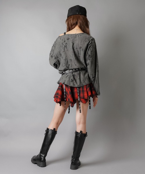 SPINNS(スピンズ)の「長袖ダメージ Tシャツ/ワンショルダー肩ベルト/ロマンスパンク(Tシャツ/カットソー・レディース・グレー/オフホワイト・ONESIZE)」の19枚目の写真