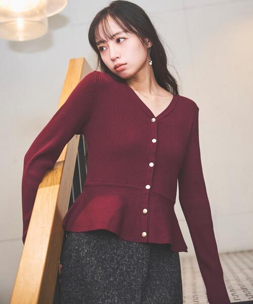 SWINGLE（スウィングル）の「ペプラムリブ金ボタンニット（カーディガン/ボレロ・レディース・ブラック/ピンク/ボルドー/クリーム/レッド/サックスブルー・FREE）」の6枚目の写真