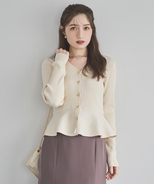 SWINGLE（スウィングル）の「ペプラムリブ金ボタンニット（カーディガン/ボレロ・レディース・ブラック/ピンク/ボルドー/クリーム/レッド/サックスブルー・FREE）」の3枚目の写真