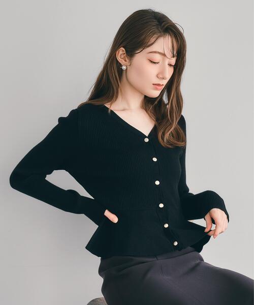 SWINGLE（スウィングル）の「ペプラムリブ金ボタンニット（カーディガン/ボレロ・レディース・ブラック/ピンク/ボルドー/クリーム/レッド/サックスブルー・FREE）」の2枚目の写真
