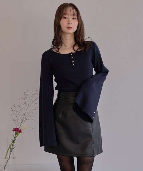 mideal(マイディール)の「button design flare sleeve rib knit / ボタンデザインフレアスリーブリブニット(ニット/セーター・レディース・ブラウン/ボルドー/ネイビー/アイボリー・FREE)」の3枚目の写真