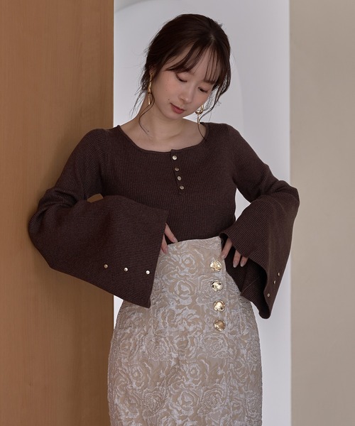 mideal(マイディール)の「button design flare sleeve rib knit / ボタンデザインフレアスリーブリブニット(ニット/セーター・レディース・ブラウン/ボルドー/ネイビー/アイボリー・FREE)」の2枚目の写真