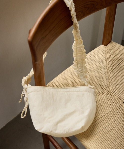 ROPE' PICNIC(ロペピクニック)の「【KIDS/キッズ】サイドリボンフリルショルダーバッグ(ショルダーバッグ・キッズ・ブラック/キナリ・FREE)」の1枚目の写真
