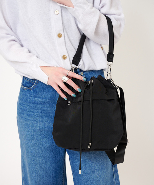 B.C STOCK（ベーセーストック）の「ナイロン巾着バッグ（ショルダーバッグ・レディース・ブラック/カーキ/ベージュ・FREE）」の2枚目の写真