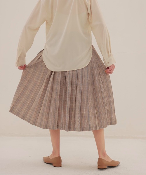 DRESSLAVE（ドレスレイブ）の「taffeta one-way tuck skirt(タフタワンウェイタックスカート)（スカート・レディース・ベージュ/ブルー・38）」の4枚目の写真