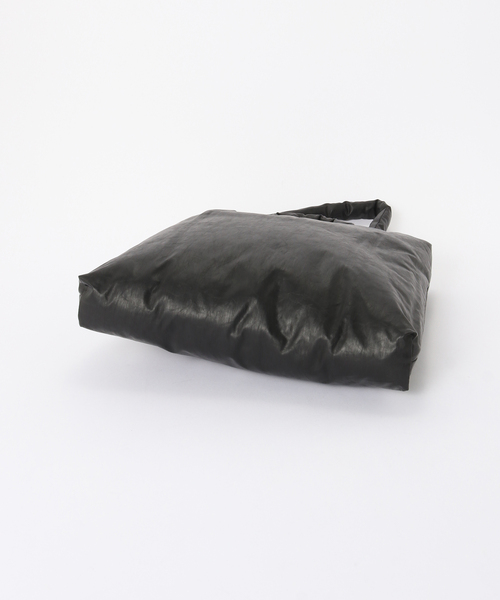 FRAMeWORK(フレームワーク)の「KASSL EDITIONS / カッスルエディションズ PILLOW Medium Oil(トートバッグ・レディース・ブラック・FREE)」の4枚目の写真