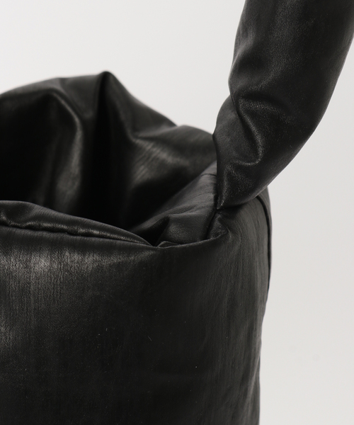 FRAMeWORK(フレームワーク)の「KASSL EDITIONS / カッスルエディションズ PILLOW Medium Oil(トートバッグ・レディース・ブラック・FREE)」の8枚目の写真