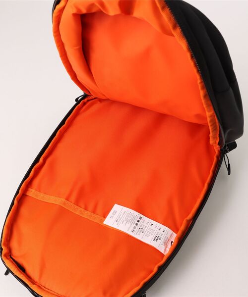 NIKE(ナイキ)の「NIKE ナイキ U COMMUTE SLING BAG バッグ FZ6132 011BLK/ANTHRA(ボディバッグ/ウエストポーチ・メンズ・ブラック・FREE)」の4枚目の写真
