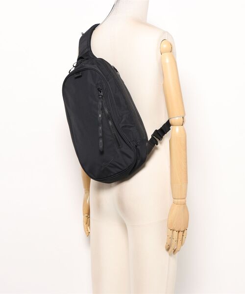 NIKE(ナイキ)の「NIKE ナイキ U COMMUTE SLING BAG バッグ FZ6132 011BLK/ANTHRA(ボディバッグ/ウエストポーチ・メンズ・ブラック・FREE)」の5枚目の写真