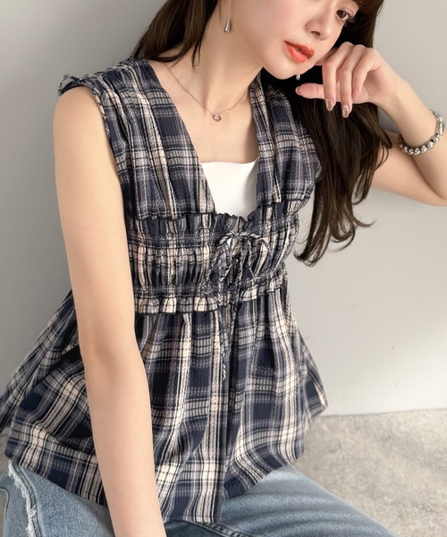 mily bilet(ミウィビレット)の「【mily bilet】甘く揺れて、ときめき重なる♪ノースリーブリボンギャザーベストブラウス(シャツ/ブラウス・レディース・ブラック系/アイボリー/ブラック/ネイビー系・X-LARGE/SMALL/MEDIUM/LARGE)」の4枚目の写真
