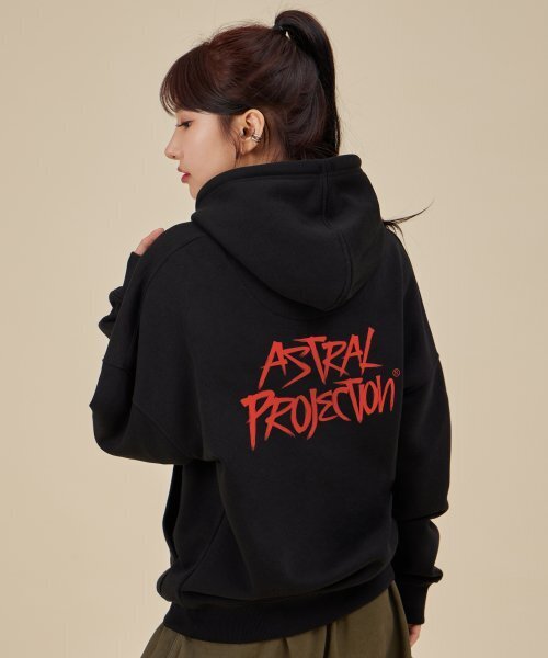 ASTRAL PROJECTION(アストラルプロジェクション)の「グラフィティレタリングオーバーサイズワイドショルダーフードパーカー_ブラック(パーカー・メンズ・その他・MEDIUM/X-LARGE/XX-LARGE/LARGE)」の4枚目の写真