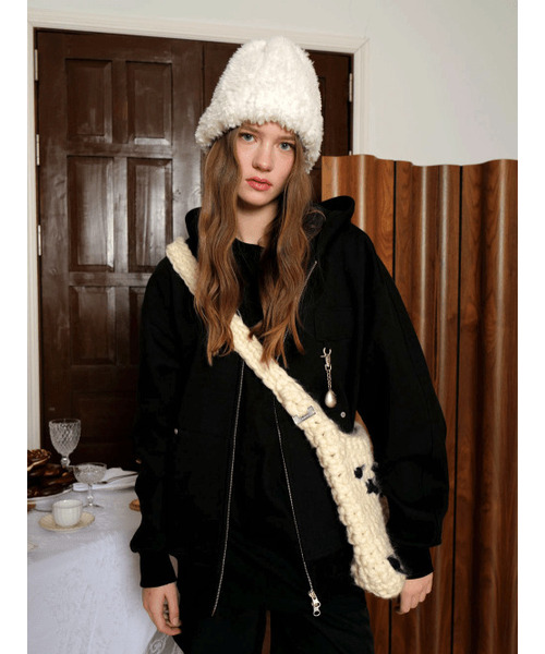 Womens round patch-up jump — чёрная толстовка с заплатой