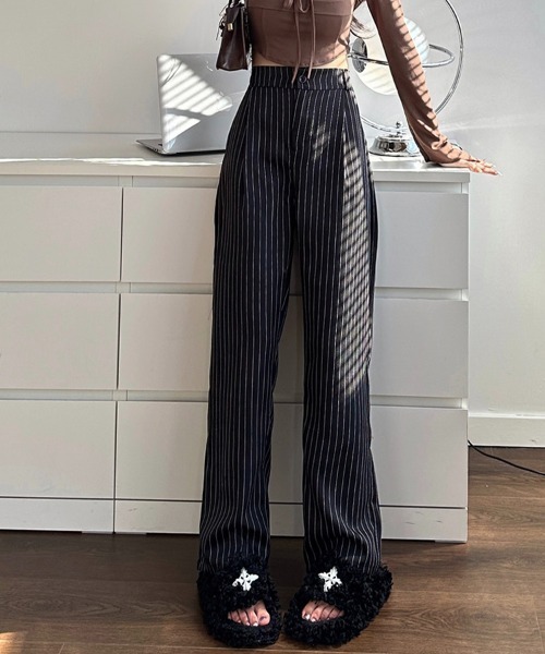 Flugge(フラッジー)の「ストライプストレートパンツ(その他パンツ・レディース・ブラック/グレー・MEDIUM/LARGE)」の1枚目の写真