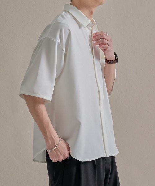 epnok（エプノック）の「ファンクショナルベーシックルーズレギュラーカラー半袖シャツ（シャツ/ブラウス・メンズ・ミント/イエロー/ピンク系1/ブラック系1/グレー系1/ネイビー系1/ピンク/ワイン系1/ホワイト系1/ホワイト系2/ブラック/ライトブルー/オフホワイト/チャコールグレー/ベージュ系1/ブルー/ブルー系1/ブラウン系1/ブラック系2・SMALL/MEDIUM/LARGE）」の21枚目の写真