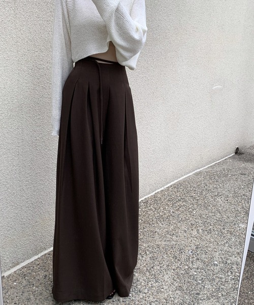 by LEGNA(バイレグナ)の「ハイウエストタックワイドパンツ(その他パンツ・レディース・ブラック/ダークブラウン/オフホワイト・SMALL/MEDIUM/LARGE)」の4枚目の写真