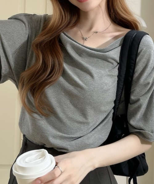 Ada.(エイダ)の「ドレープ ネック デザイン 肩開き カットソー(Tシャツ/カットソー・レディース・グレー/ブラック/ホワイト/ベージュ・FREE)」の3枚目の写真
