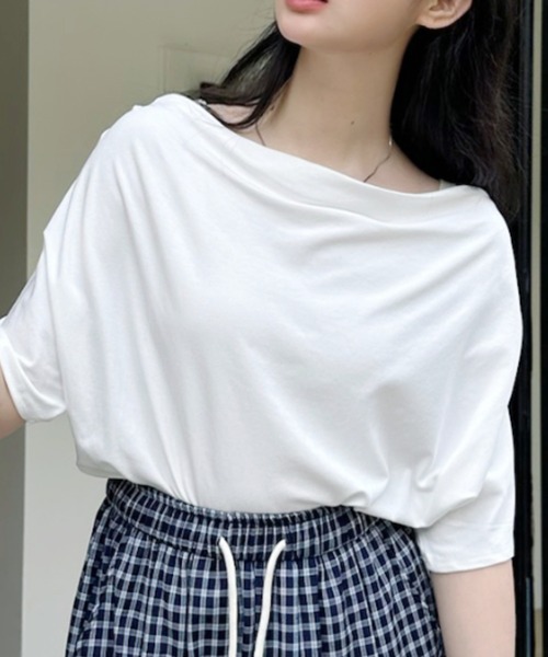 Ada.(エイダ)の「ドレープ ネック デザイン 肩開き カットソー(Tシャツ/カットソー・レディース・グレー/ブラック/ホワイト/ベージュ・FREE)」の1枚目の写真