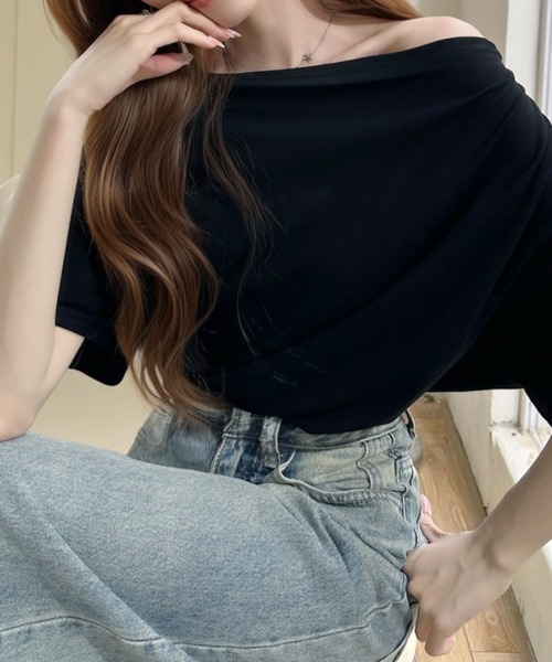 Ada.(エイダ)の「ドレープ ネック デザイン 肩開き カットソー(Tシャツ/カットソー・レディース・グレー/ブラック/ホワイト/ベージュ・FREE)」の2枚目の写真