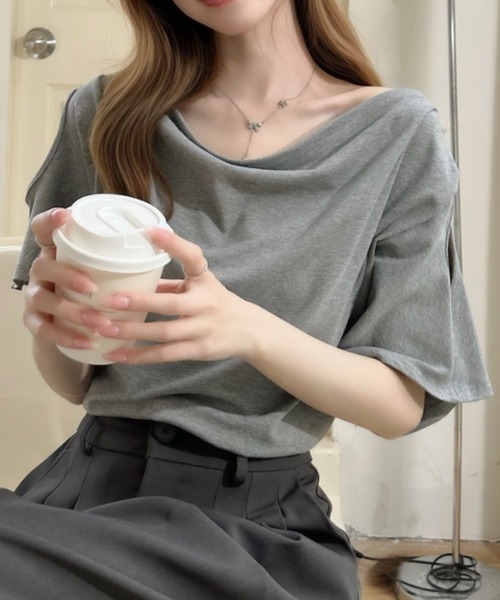 Ada.(エイダ)の「ドレープ ネック デザイン 肩開き カットソー(Tシャツ/カットソー・レディース・グレー/ブラック/ホワイト/ベージュ・FREE)」の17枚目の写真