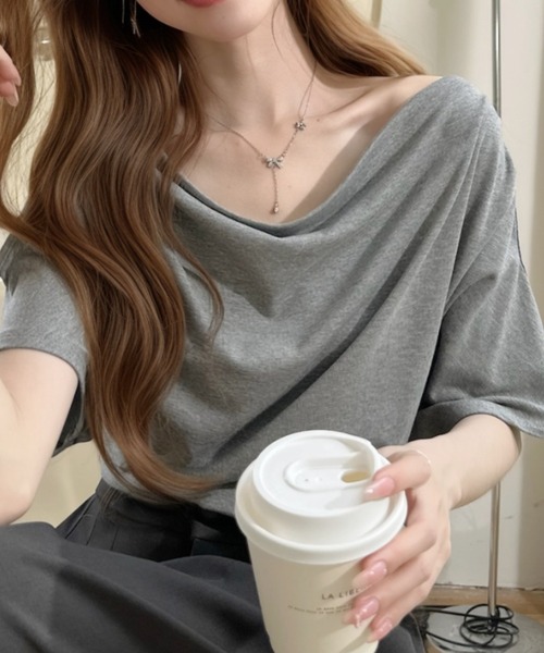 Ada.(エイダ)の「ドレープ ネック デザイン 肩開き カットソー(Tシャツ/カットソー・レディース・グレー/ブラック/ホワイト/ベージュ・FREE)」の19枚目の写真