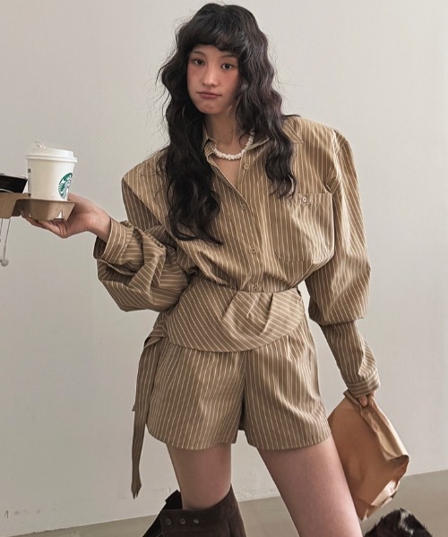 Aelina(エリナ)の「ストライプ柄シャツショートパンツセットアップ(セットアップ・レディース・ダークベージュ/ブルー・FREE)」の1枚目の写真