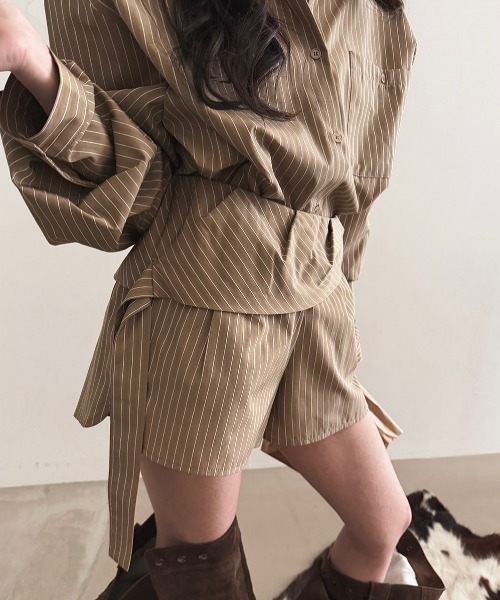 Aelina(エリナ)の「ストライプ柄シャツショートパンツセットアップ(セットアップ・レディース・ダークベージュ/ブルー・FREE)」の6枚目の写真