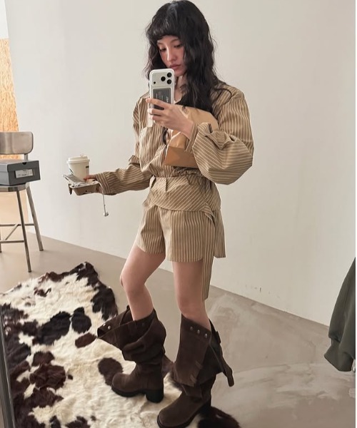 Aelina(エリナ)の「ストライプ柄シャツショートパンツセットアップ(セットアップ・レディース・ダークベージュ/ブルー・FREE)」の8枚目の写真