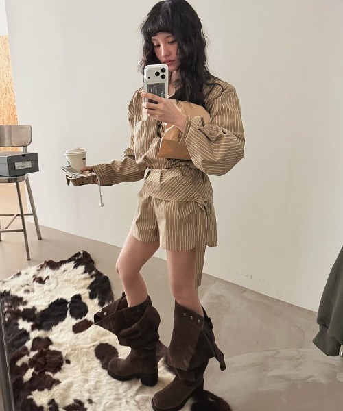 Aelina(エリナ)の「ストライプ柄シャツショートパンツセットアップ(セットアップ・レディース・ダークベージュ/ブルー・FREE)」の11枚目の写真