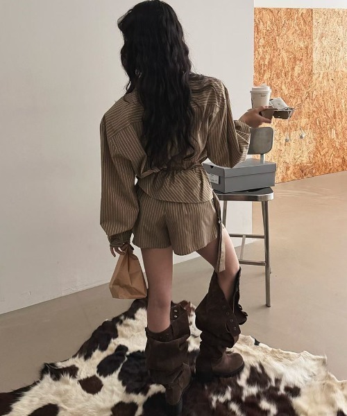 Aelina(エリナ)の「ストライプ柄シャツショートパンツセットアップ(セットアップ・レディース・ダークベージュ/ブルー・FREE)」の12枚目の写真