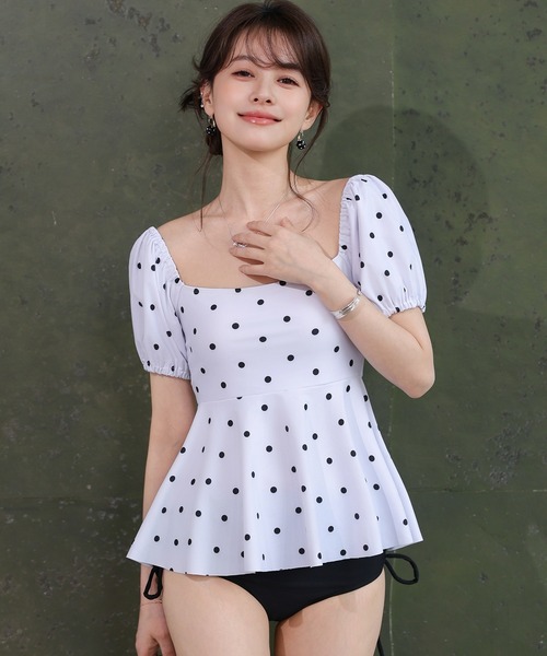 TeddyShop（テディショップ）の「【2WAYオフショルorパフスリ】ドット×ペプラムスクエアネックミニドレス風ビキニ 上下2点セット レディース水着（水着・レディース・ブラック系その他/ホワイト系その他・S/M/L）」の3枚目の写真