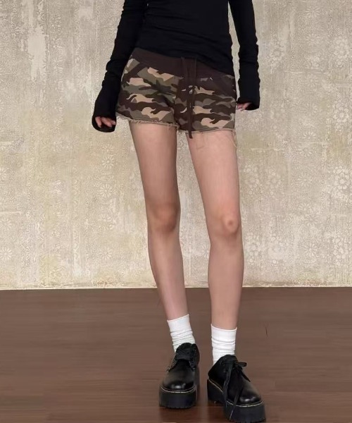 Lis ardent(リスアルダン)の「迷彩切替ショートパンツ /カモフラージュショートウエストパンツ / タイトフィット / Y2K / 韓国ストリート(スウェットパンツ・レディース・カーキ・M)」の5枚目の写真