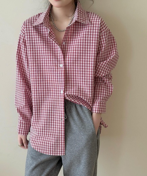 DAY CLOSET(デイ クローゼット)の「【シワになりにくい/袖口ボタン付き】長袖 レギュラーカラー ギンガムチェック オーバーサイズシャツ レディース(シャツ/ブラウス・レディース・レッド/ライトブルー・L/M)」の1枚目の写真