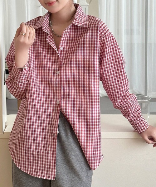 DAY CLOSET(デイ クローゼット)の「【シワになりにくい/袖口ボタン付き】長袖 レギュラーカラー ギンガムチェック オーバーサイズシャツ レディース(シャツ/ブラウス・レディース・レッド/ライトブルー・L/M)」の4枚目の写真