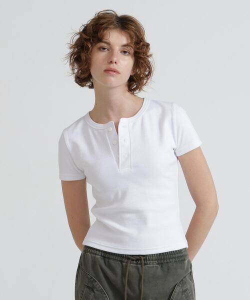 AVIREX(アヴィレックス)の「《DAILY/WOMAN》 S/S HENLEY NECK T-SHIRT(Tシャツ/カットソー・レディース・ブラック/ホワイト・M/S)」の2枚目の写真