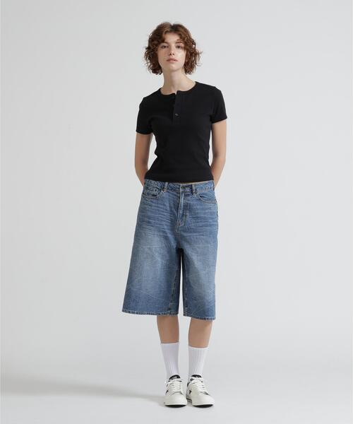 AVIREX(アヴィレックス)の「《DAILY/WOMAN》 S/S HENLEY NECK T-SHIRT(Tシャツ/カットソー・レディース・ブラック/ホワイト・M/S)」の4枚目の写真
