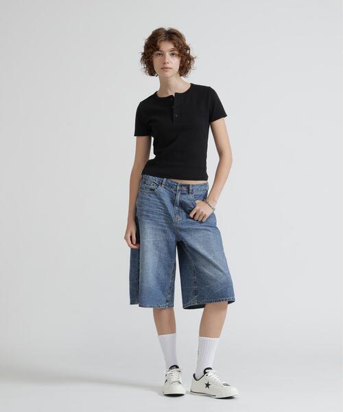 AVIREX(アヴィレックス)の「《DAILY/WOMAN》 S/S HENLEY NECK T-SHIRT(Tシャツ/カットソー・レディース・ブラック/ホワイト・M/S)」の5枚目の写真