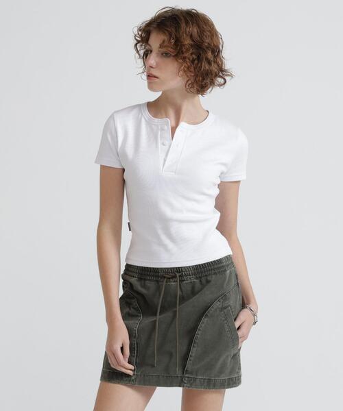 AVIREX(アヴィレックス)の「《DAILY/WOMAN》 S/S HENLEY NECK T-SHIRT(Tシャツ/カットソー・レディース・ブラック/ホワイト・M/S)」の17枚目の写真