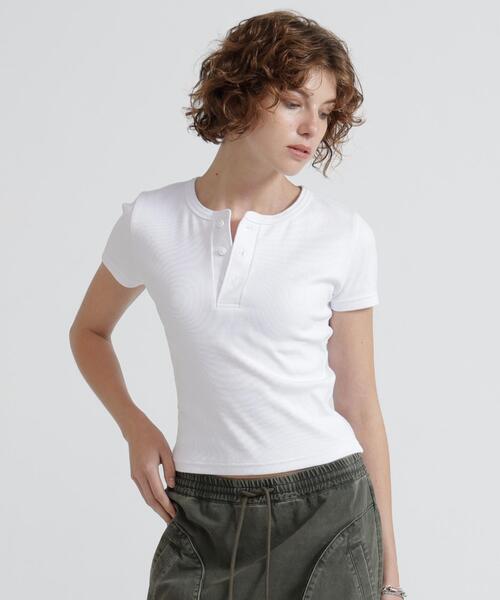AVIREX(アヴィレックス)の「《DAILY/WOMAN》 S/S HENLEY NECK T-SHIRT(Tシャツ/カットソー・レディース・ブラック/ホワイト・M/S)」の5枚目の写真