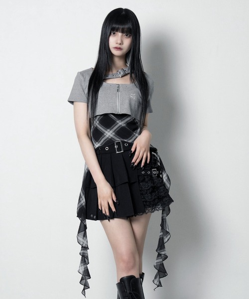 LAZYSLAY(レイジースレイ)の「ベルトストラップジップトップス(Tシャツ/カットソー・レディース・ブラック/グレー・FREE)」の1枚目の写真