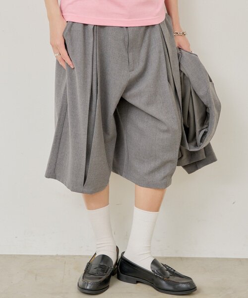 Kastane(カスタネ)の「【UNISEX/2サイズ展開】ボックスプリーツショートパンツ(その他パンツ・レディース・ブラック/グレー・1/2)」の1枚目の写真