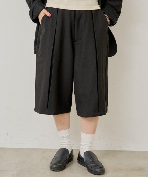Kastane(カスタネ)の「【UNISEX/2サイズ展開】ボックスプリーツショートパンツ(その他パンツ・レディース・ブラック/グレー・1/2)」の2枚目の写真