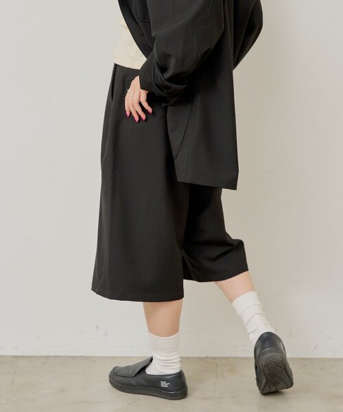 Kastane(カスタネ)の「【UNISEX/2サイズ展開】ボックスプリーツショートパンツ(その他パンツ・レディース・ブラック/グレー・1/2)」の5枚目の写真