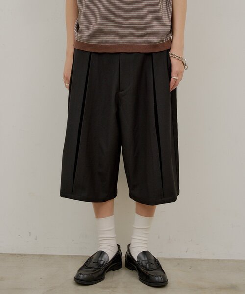 Kastane(カスタネ)の「【UNISEX/2サイズ展開】ボックスプリーツショートパンツ(その他パンツ・レディース・ブラック/グレー・1/2)」の13枚目の写真
