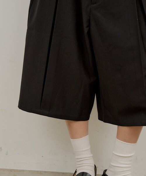 Kastane(カスタネ)の「【UNISEX/2サイズ展開】ボックスプリーツショートパンツ(その他パンツ・レディース・ブラック/グレー・1/2)」の15枚目の写真