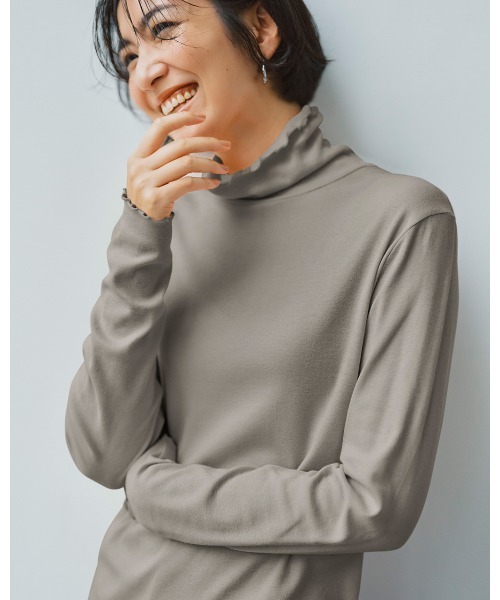 DoCLASSE( ドゥクラッセ)の「コットンガーゼ・メロウタートルネック(Tシャツ/カットソー・レディース・ブルー/ブラック/スモークピンク/グレイッシュベージュ/チャコール/ピーコックグリーン系/グレー/パープル/ライトグリーン/ブルーグレー/クリアグリーン/モカ/ピンク/イエロー/ダークネイビー/ライトグレー/ライトカーキ・L/M/LL/3L/S/XL/XXL)」の3枚目の写真