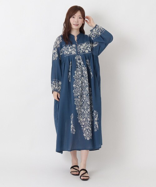 one'sterrace(ワンズテラス)の「リゾート 単色フラワーワンピース(ワンピース・レディース・ネイビー系5/アイボリー系8・02)」の2枚目の写真