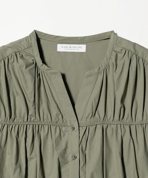 A DAY IN THE LIFE UNITED ARROWS(アデイインザライフユナイテッドアローズ)の「コットンギャザー スキッパー ノースリーブブラウス<A DAY IN THE LIFE>(シャツ/ブラウス・レディース・オフホワイト/オリーブ/ネイビー・FREE)」の10枚目の写真
