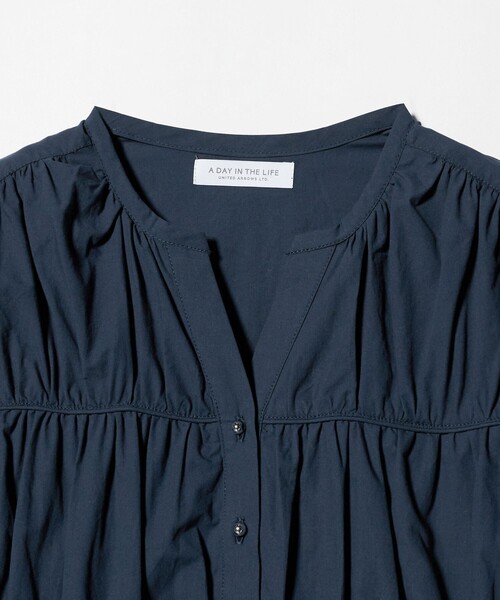 A DAY IN THE LIFE UNITED ARROWS(アデイインザライフユナイテッドアローズ)の「コットンギャザー スキッパー ノースリーブブラウス<A DAY IN THE LIFE>(シャツ/ブラウス・レディース・オフホワイト/オリーブ/ネイビー・FREE)」の17枚目の写真