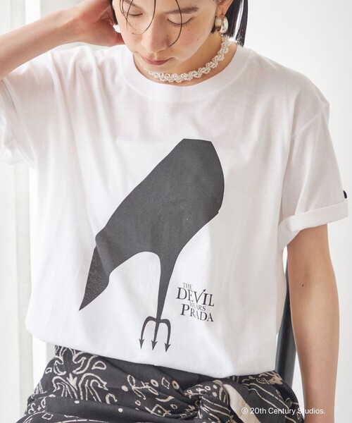 SHIPS(シップス)の「【SHIPS別注】GOOD ROCK SPEED: The devil wears PRADA(Tシャツ/カットソー・レディース・ホワイト/ホワイト系その他/ダークグレー/ブラック・ONE SIZE)」の1枚目の写真